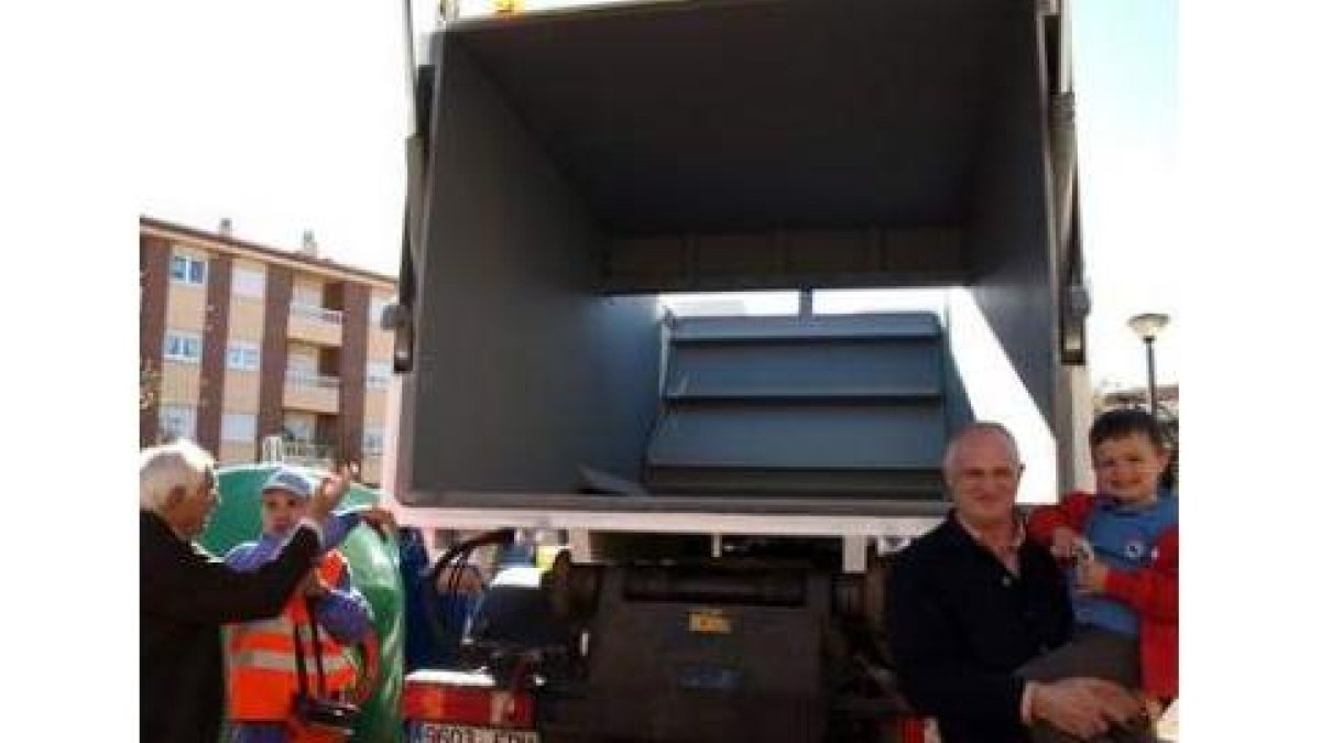 El presidente de la mancomunidad, segundo por la izquierda, con otros alcaldes y los nuevos contened