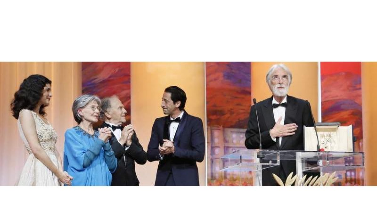 El director Michael Haneke recogiendo la Palma de Oro rodeado por los actores Audrey Tautou, Emmanuelle Riva, Jean-Louis Trintignant y Adrien Brody.