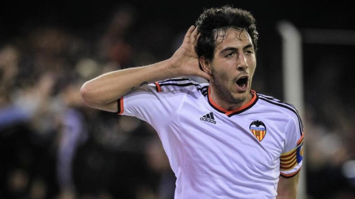 El mediocampista del Valencia, Dani Parejo, celebra en Mestalla un gol ante el Sevilla.
