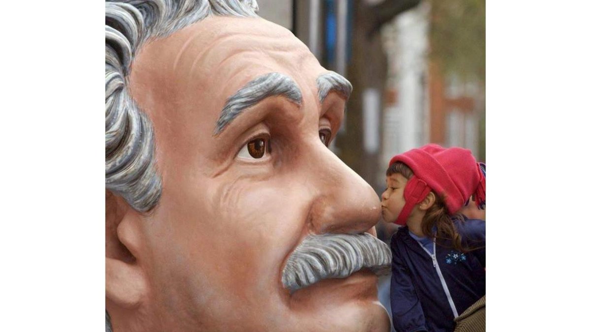 Imagen de un niño besando una escultura de Albert Einstein. FIONA HANSON