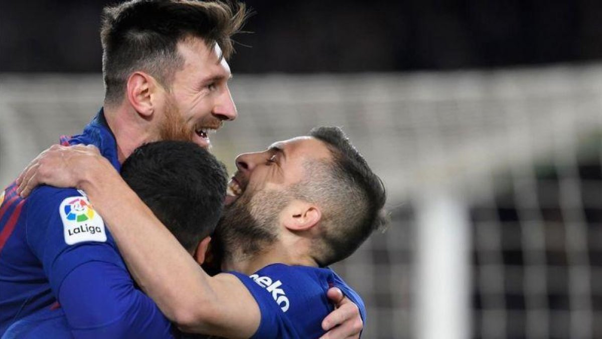 Messi es agasajado por Suárez y Alba tras marcar el último tanto en la goleada del Barça al Sevilla.