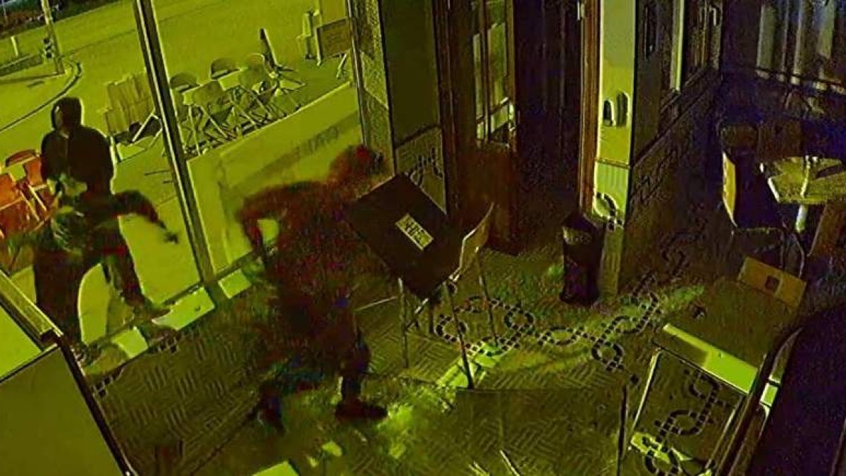 Los detenidos fueron grabados asaltando un establecimiento hostelero. DL