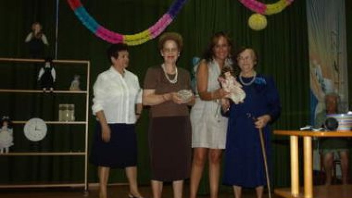La edil Catalina Díaz posa con algunas de las premiadas.