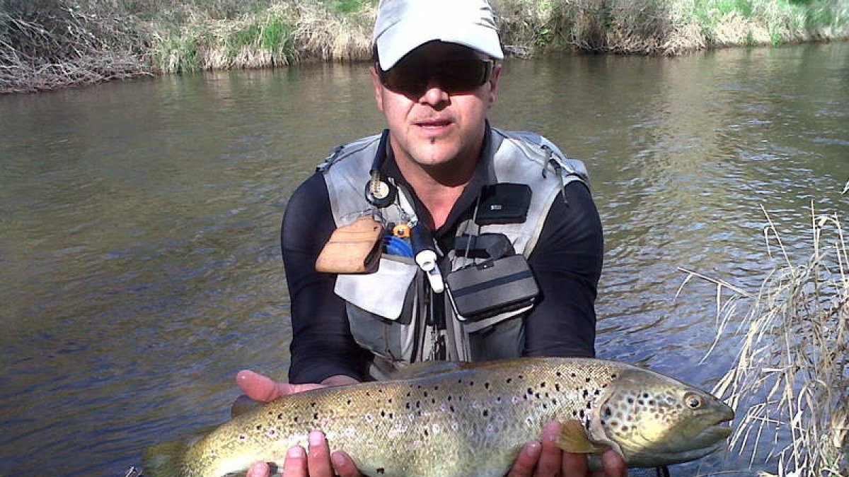 Un hermoso ejemplar conseguido por Barrientos en el Porma y devuelto a las aguas.