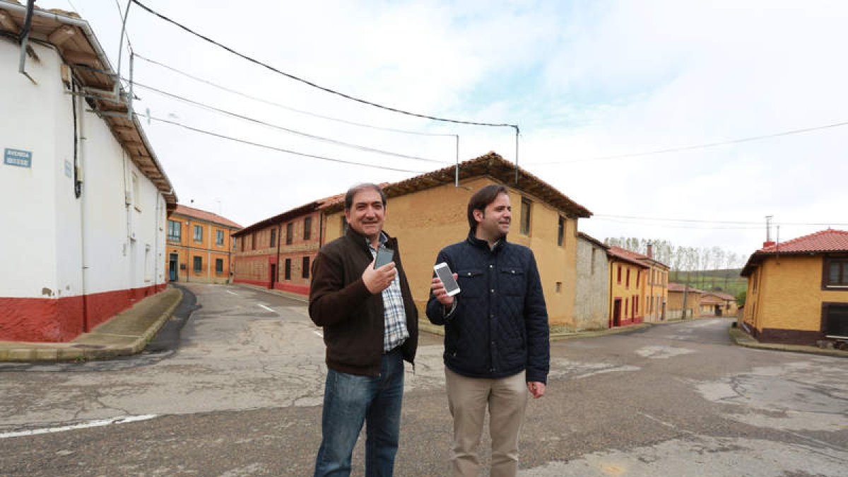 José Pellitero y Tino Rodríguez, ayer, en Villafeliz de la Sobarriba.