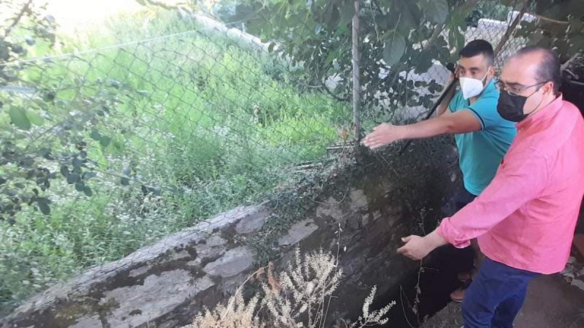 Imagen facilitada por el PP de la visita a San Esteban de Valdueza. DL