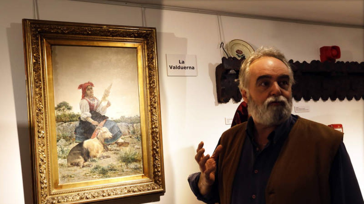 Javier Emperador, junto al cuadro del pintor valenciano Joaquín Agrasot (1836-1919), que localizó hace medio año. MARCIANO PÉREZ
