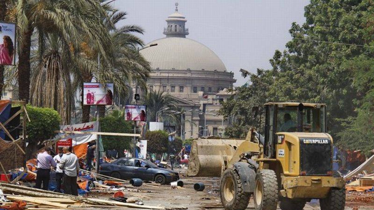 Un bulldózer retira escombros de una plaza donde estaban acampados seguidores del depuesto Mursi.