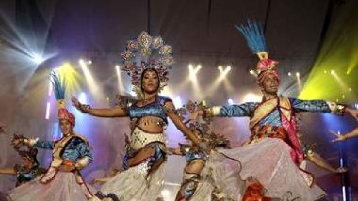 Un momento del concurso de comparsas del Carnaval 2010 en Tenerife.