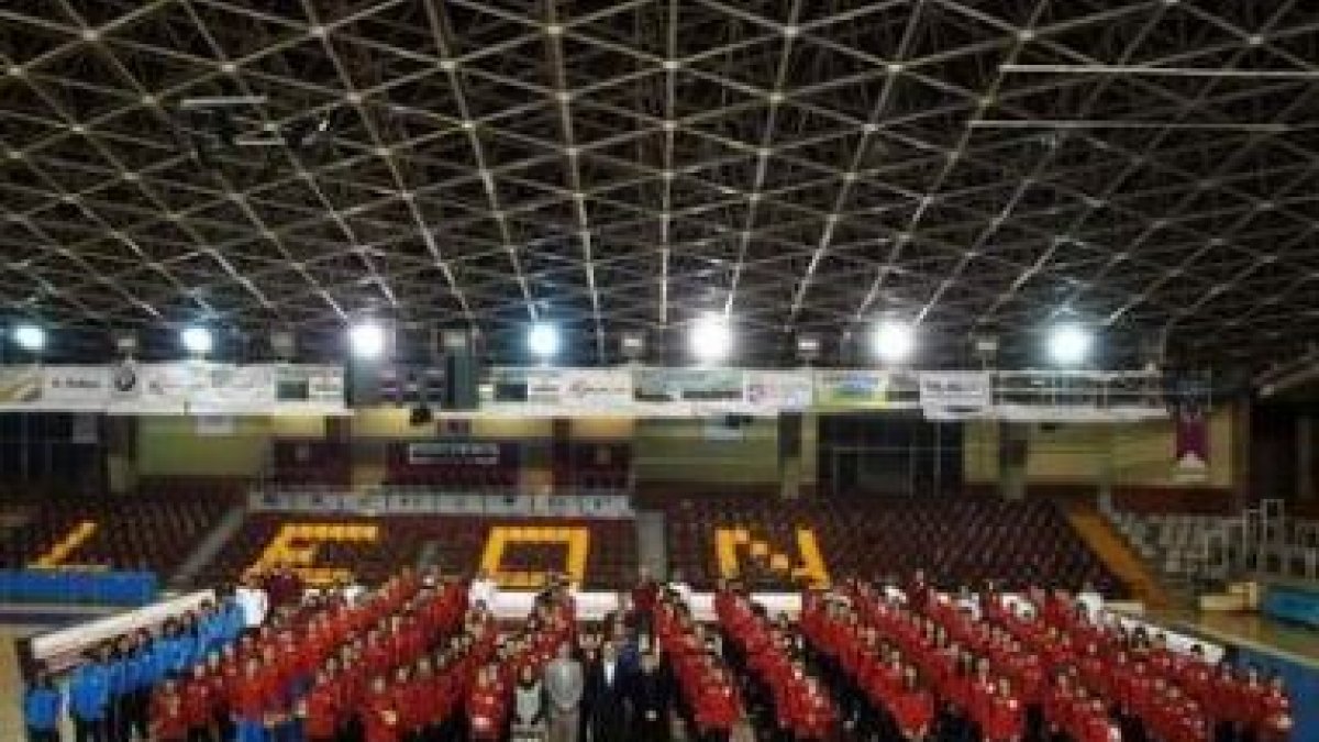 El alcalde de León y la concejala de Deportes posan con los equipos de tecnificación.