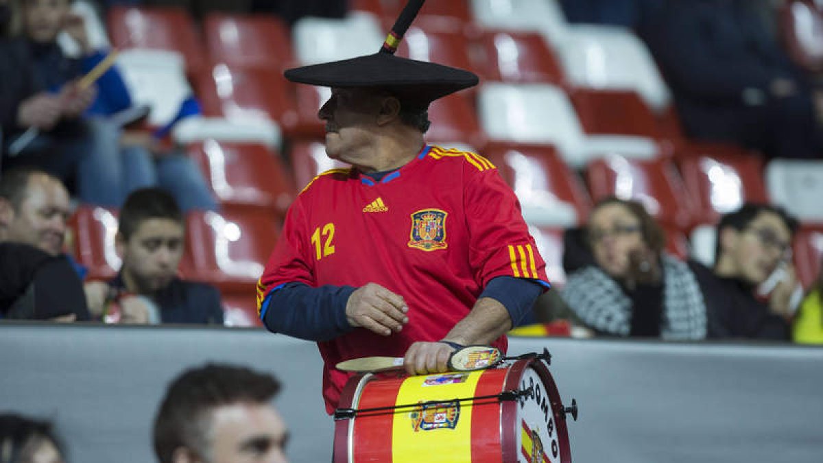 Magín animó con su bombo y cuchara de madera a la afición asturiana que siguió a España en El Molinón, creando un ambiente extraordinario en la grada. AURELIO FLÓREZ