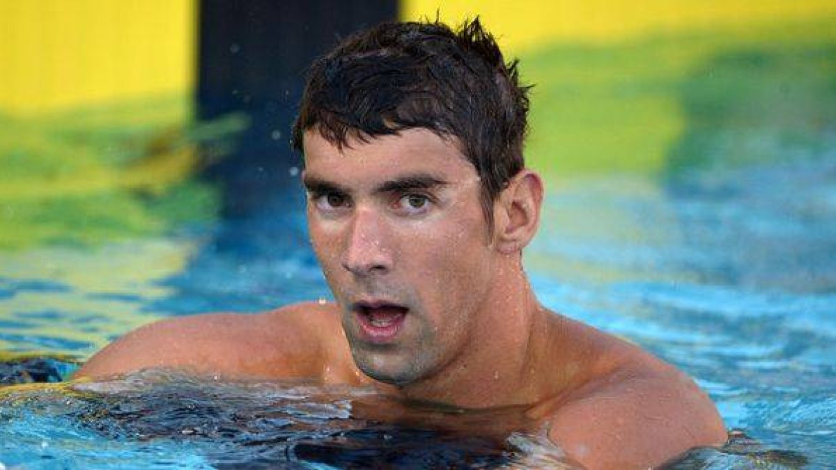 Michael Phelps, decepcionado tras finalizar séptimo en los 100 metros estilo libre de los Campeonatos de natación Estados Unidos.