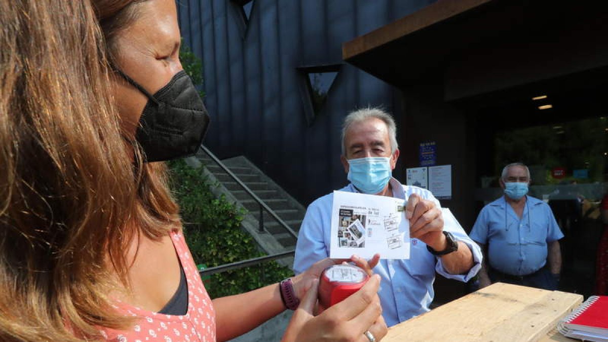 Yasodhara López y José Antonio Torres, con el matasellos, el sello y el sobre conmemorativos. ANA F. BARREDO