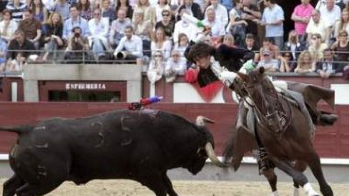 El rejoneador Diego Ventura coloca una banderilla a uno de sus astados.