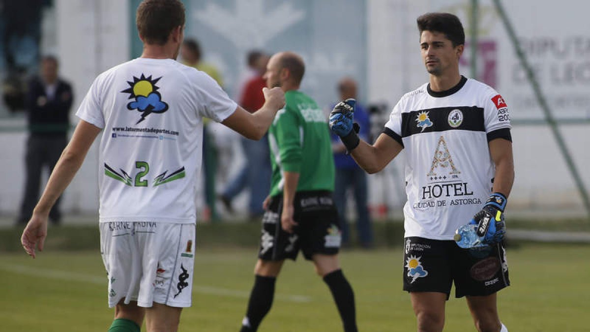 Luis Arellano, a la derecha, vuelve a la titularidad esta tarde ante el Sporting B.