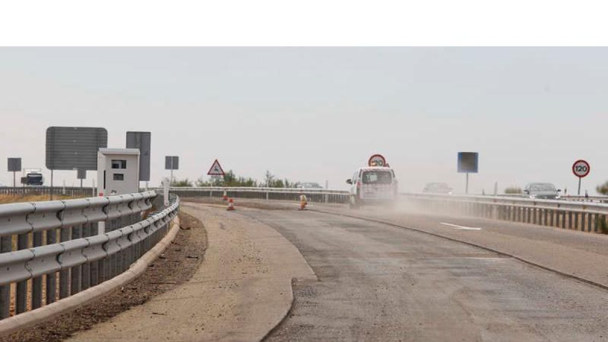 El radar del kilómetro 160 de la A-66; uno de los más activos de España, con 15.252 multas en un año, ante el fresado del firme de la León-Benavente. MARCIANO PÉREZ.