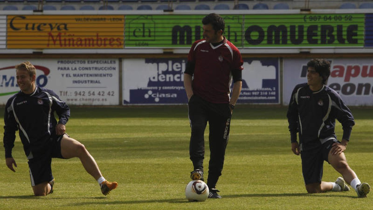 La Cultural realizó una sesión de recuperación después del primer partido del play off. Álvaro, Cembranos y Mateo, en la imagen.