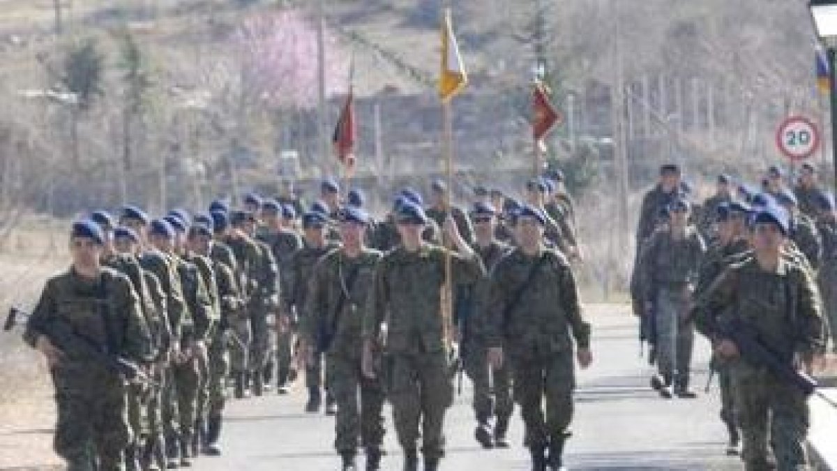 Vista general del grupo de guardias reales que participaron en un verdadero ejercicio de resistencia