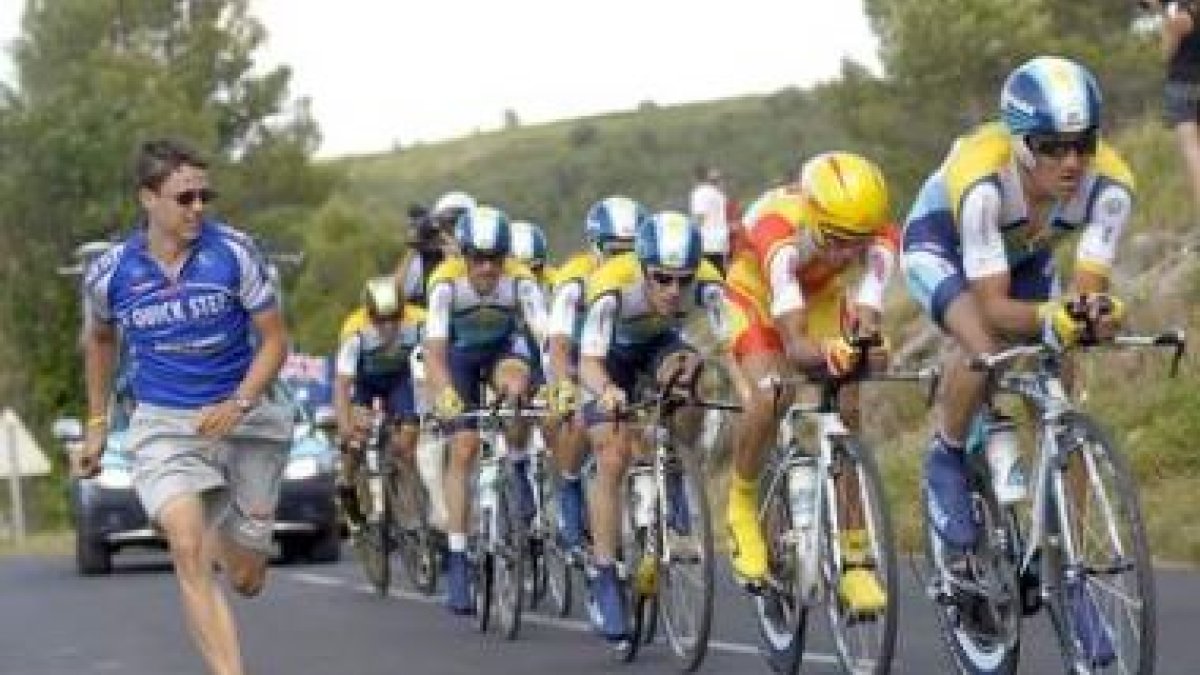 Los corredores del equipo Astana durante la etapa de ayer en Montpellier.