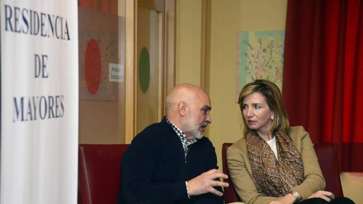 La consejera de Familia, ayer, en su visita a Salas de los Infantes.