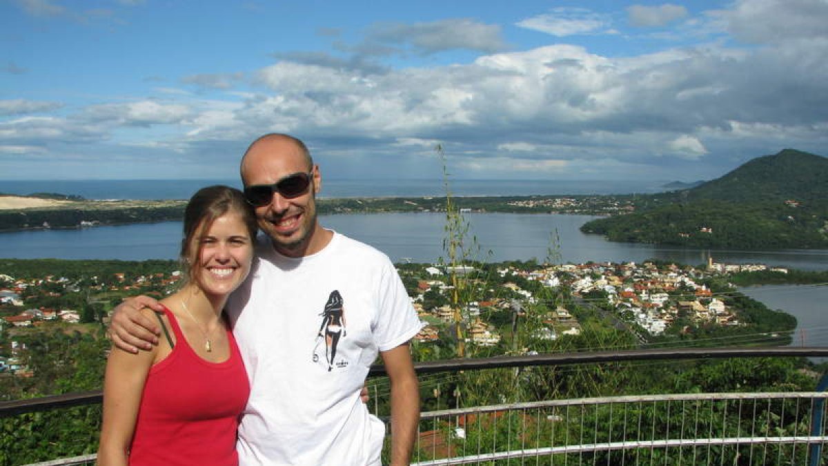 Miguel Ángel con su esposa brasileña, Juliana, en la isla de Florianópolis.