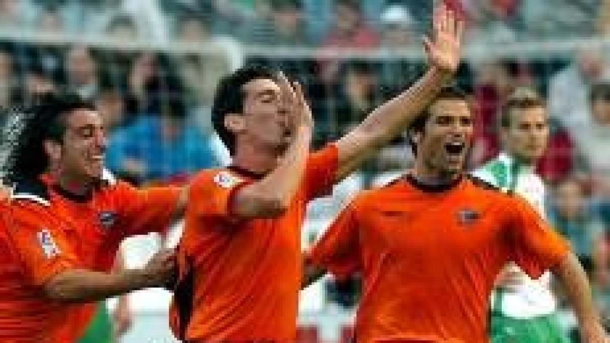 El centrocampista Santiago Carpintero, en el centro de la imagen, celebra un gol con el Alavés