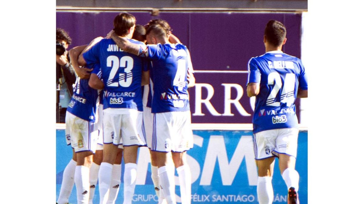 Los jugadores de la Deportiva celebran uno de los goles logrados en Las Palmas