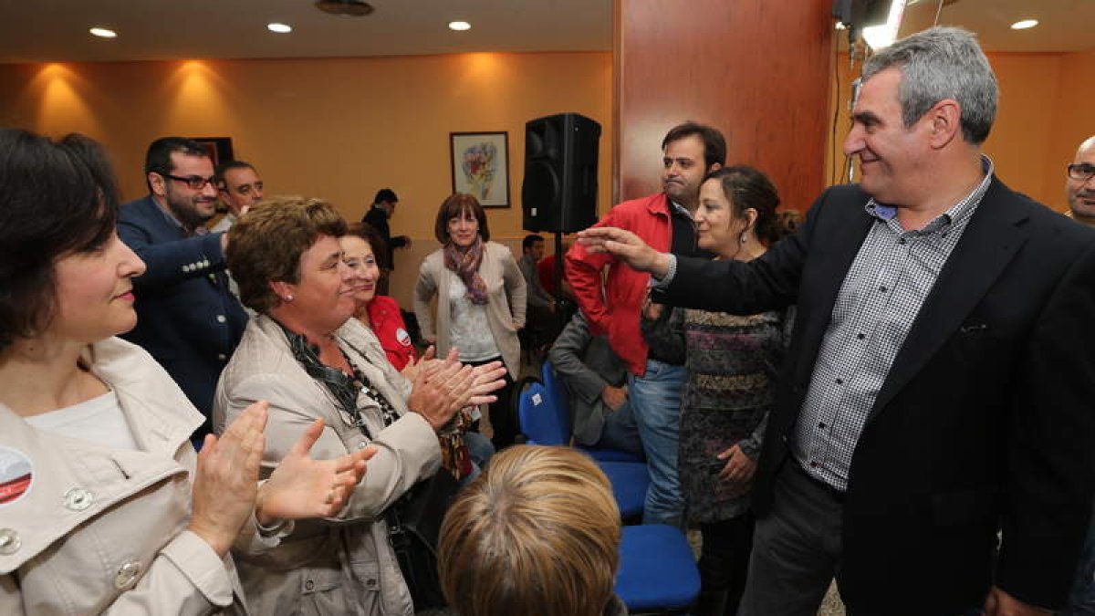 Villarrubia, García y Rodríguez, saludan al público antes de iniciar sus intervenciones.