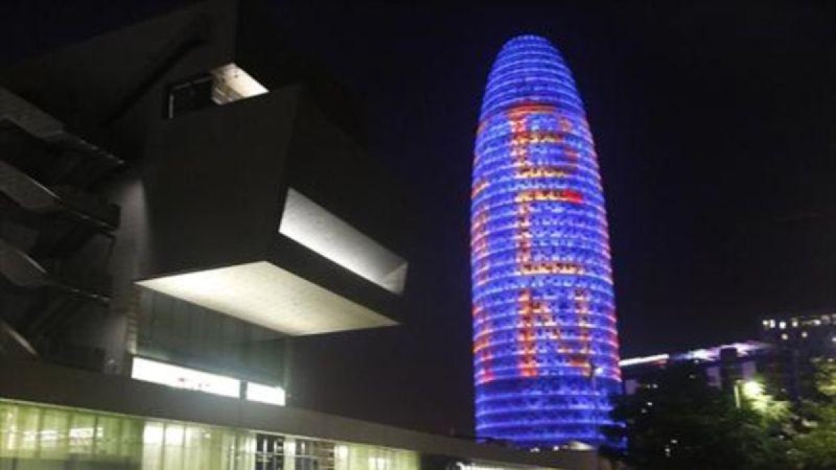 La Torre Glòries, iluminada en favor de la Agencia Europea del Medicamento, el pasado 18 de julio.