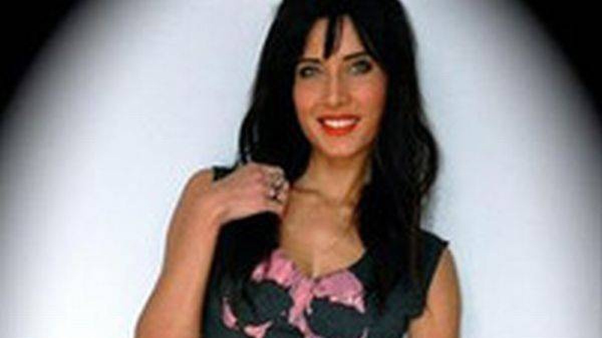 Pilar Rubio posa con uno de sus diseños.