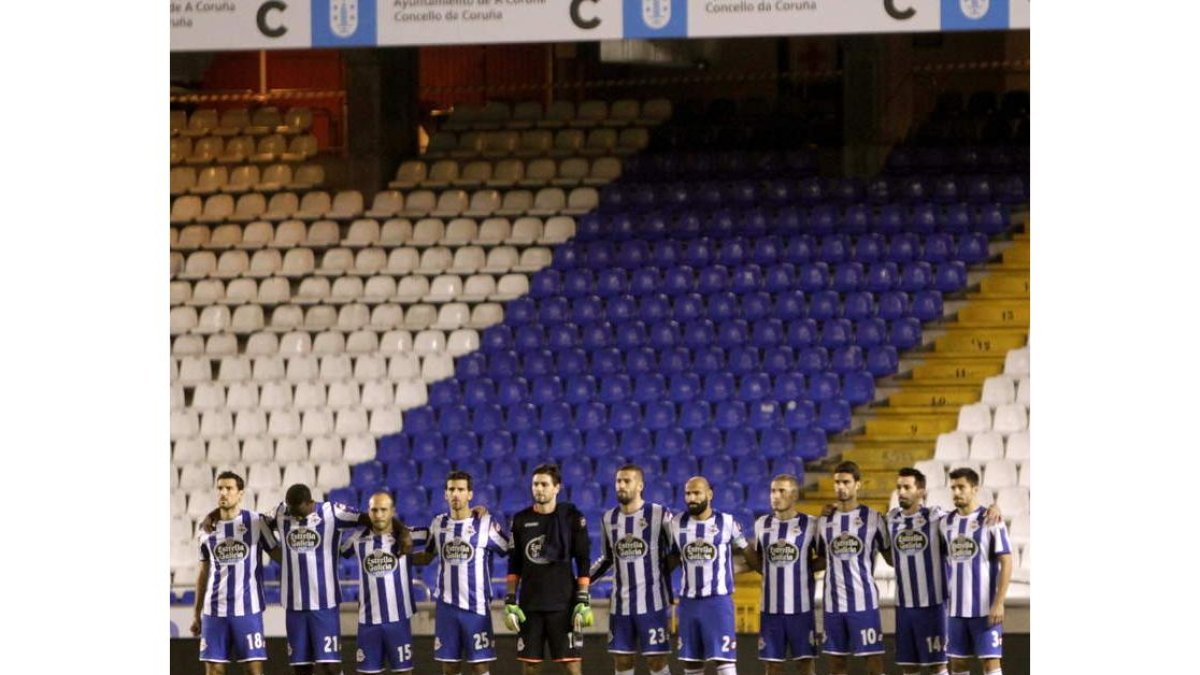 Minuto de silencio, con la grada de los Riazor Blues cerrada.