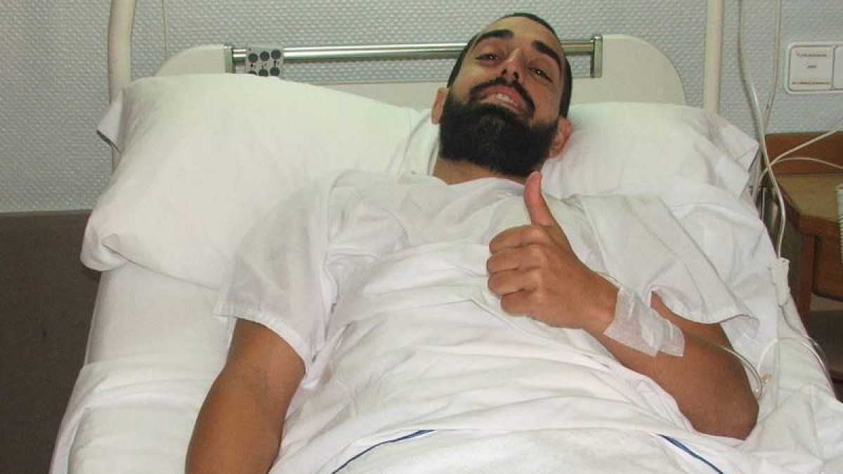 Antonio Pino, convaleciente en su cama en la clínica San Francisco tras su intervención.