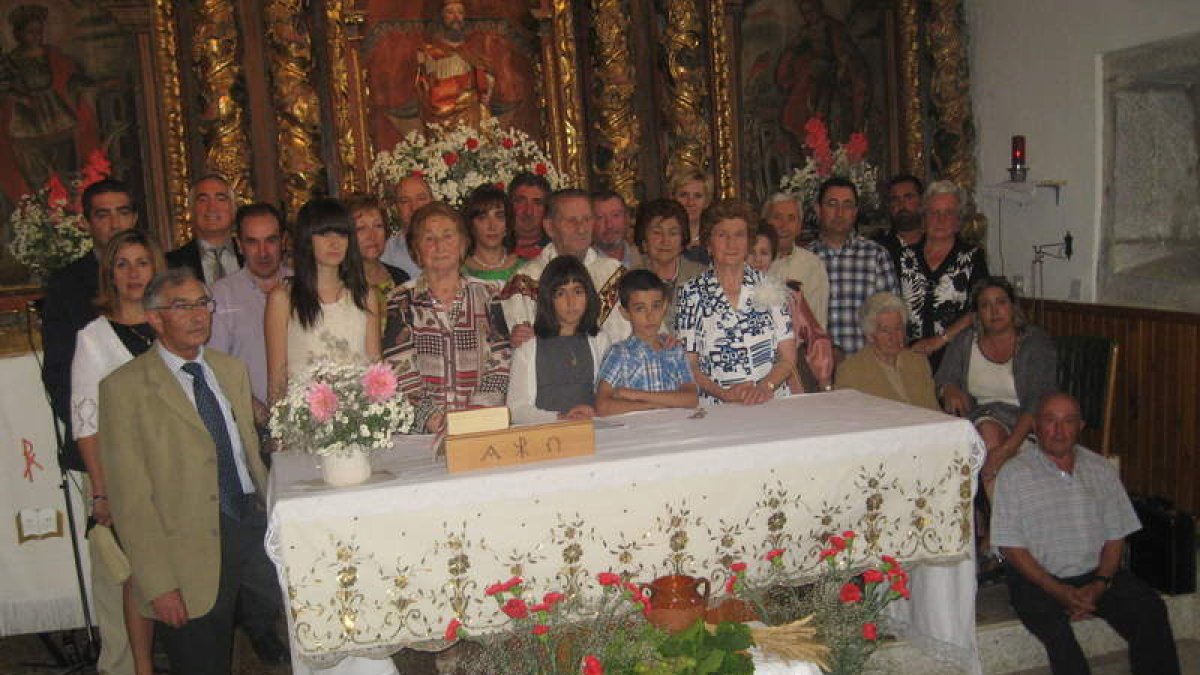 Familiares, compañeros y amigos, durante el homenaje.