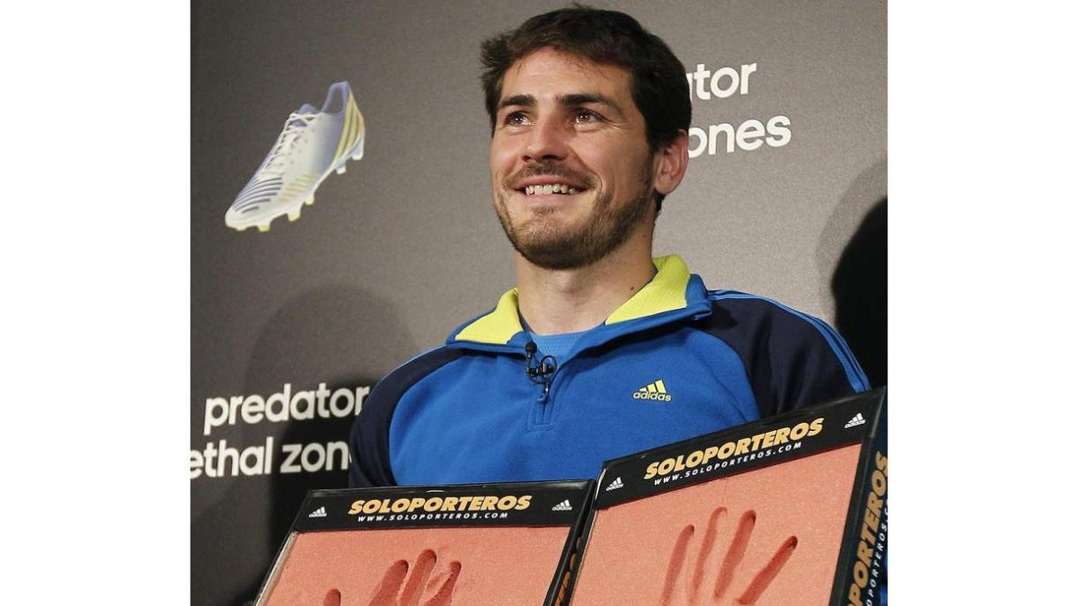 Casillas en el acto de presentación de sus nuevos guantes.