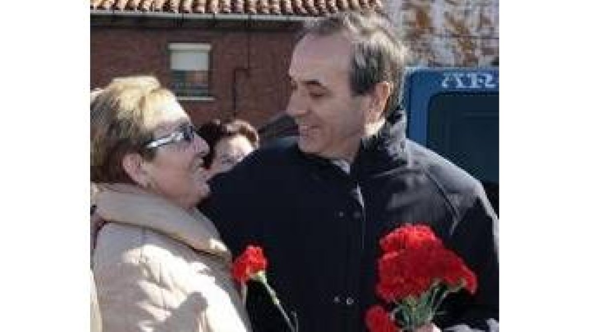 El ministro y candidato José Antonio Alonso, en el mercado de Trobajo