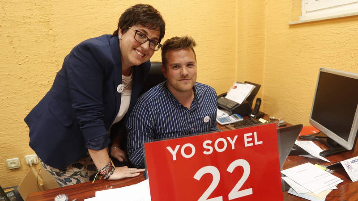 Camino Cabañas con uno de los nuevos concejales. JESÚS F. SALVADORES