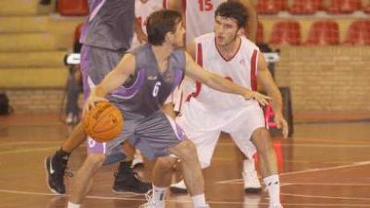 Ausente ayer Bernabé, Jorge Calvo fue el base titular.