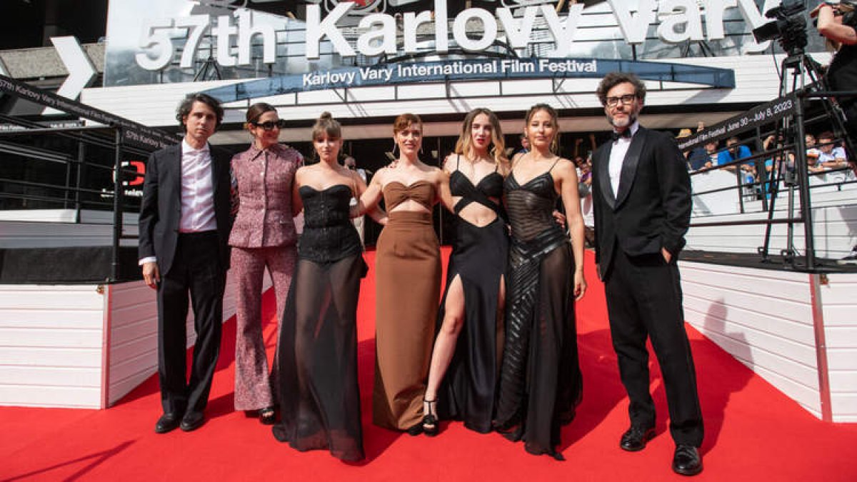 Jonás Trueba, Bárbara Lennie, Helena Ezquerro, Itsaso Arana, Itziar Manero, Irene Escolar y Javier Lafuente. FESTIVAL KARLOVY VARY
