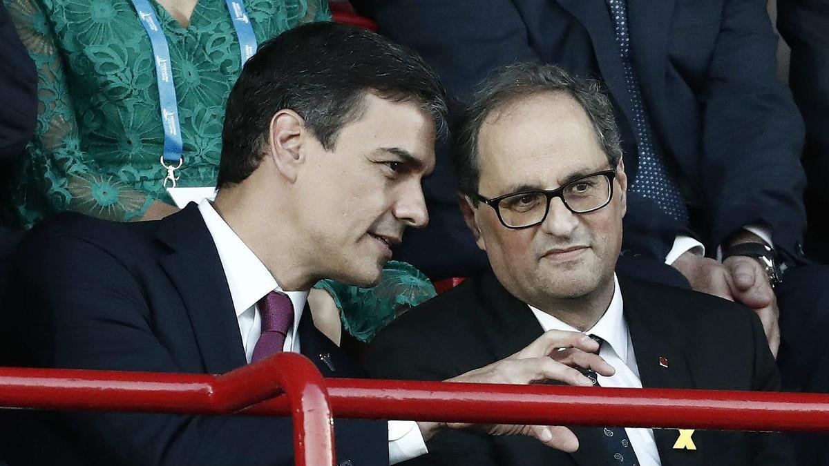 Pedro Sánchez y Quim Torra conversan durante los Juegos del Mediterráneo