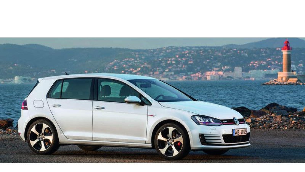 La generosa entrada de aire frontal y las llantas de 17 pulgadas personalizan la versión GTI del Golf.
