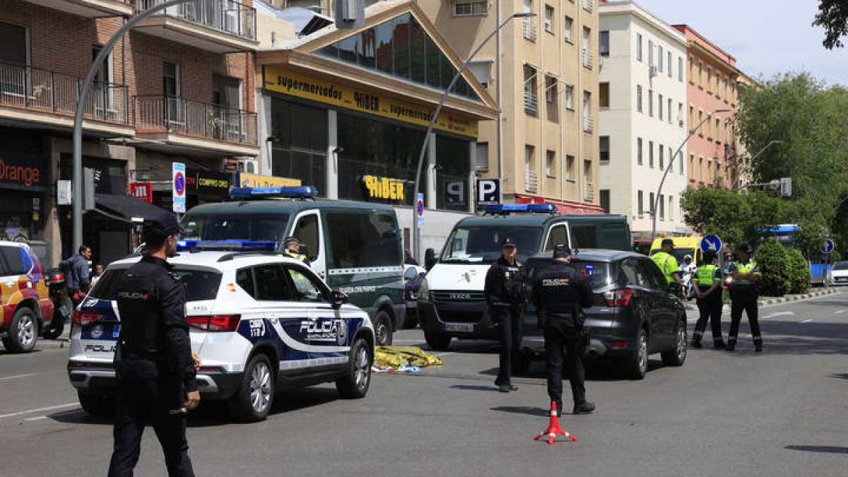 Agentes de la Policía Nacional y de la Guardia Civil, en el paseo de la Extremadura en Madrid, donde este jueves han muerto dos personas atropelladas en dos puntos distintos de la calle. ZIPI ARAGÓN