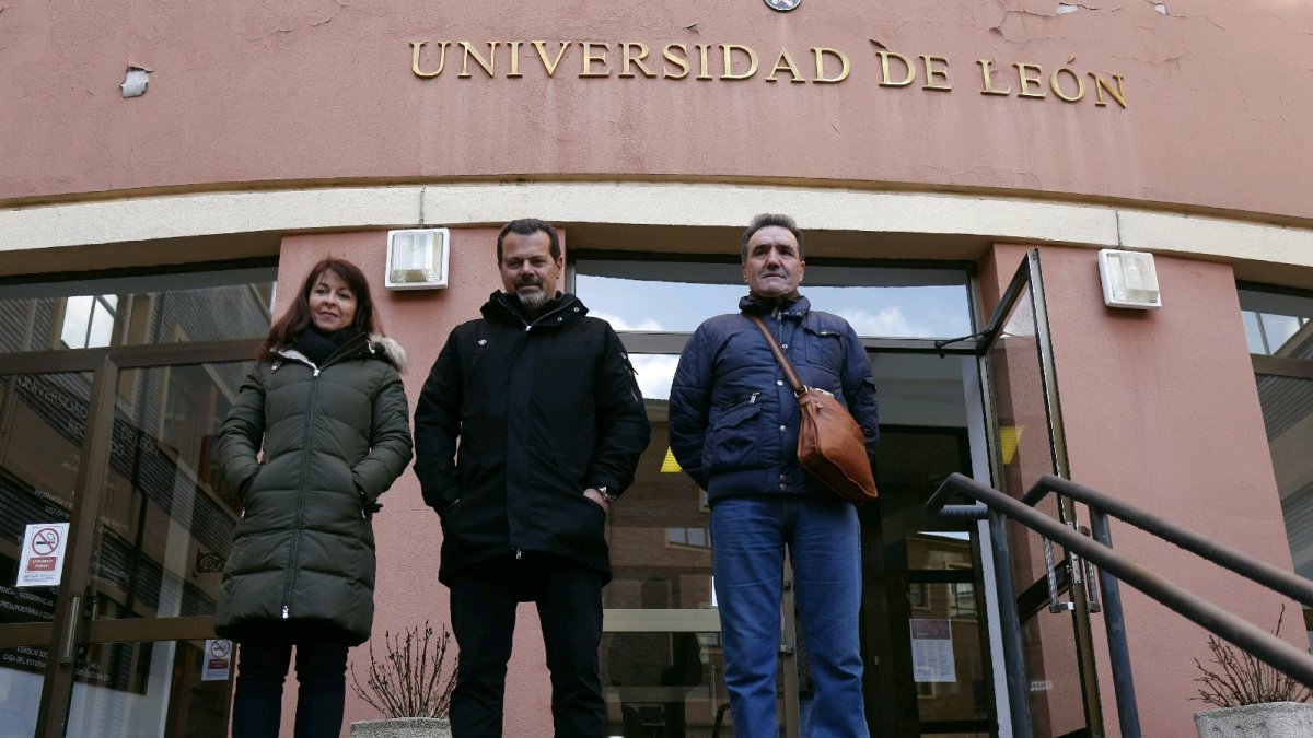 Los ganaderos han dado su versión en las puertas del Albeitar. FERNANDO OTERO