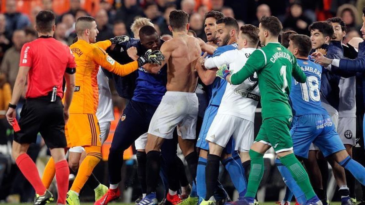 Tangana al final del partido en Mestalla.