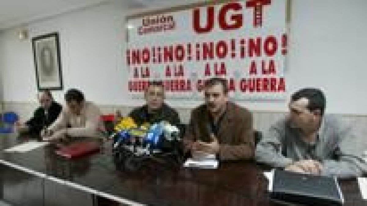 De izquierda a derecha los tres delegados de la USO que se unen a los dos dirigentes de UGT