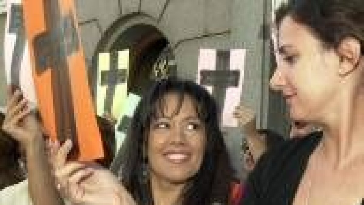Cristina del Valle (izquierda) en una concentración social que tuvo lugar hace poco en Ciudad Juárez