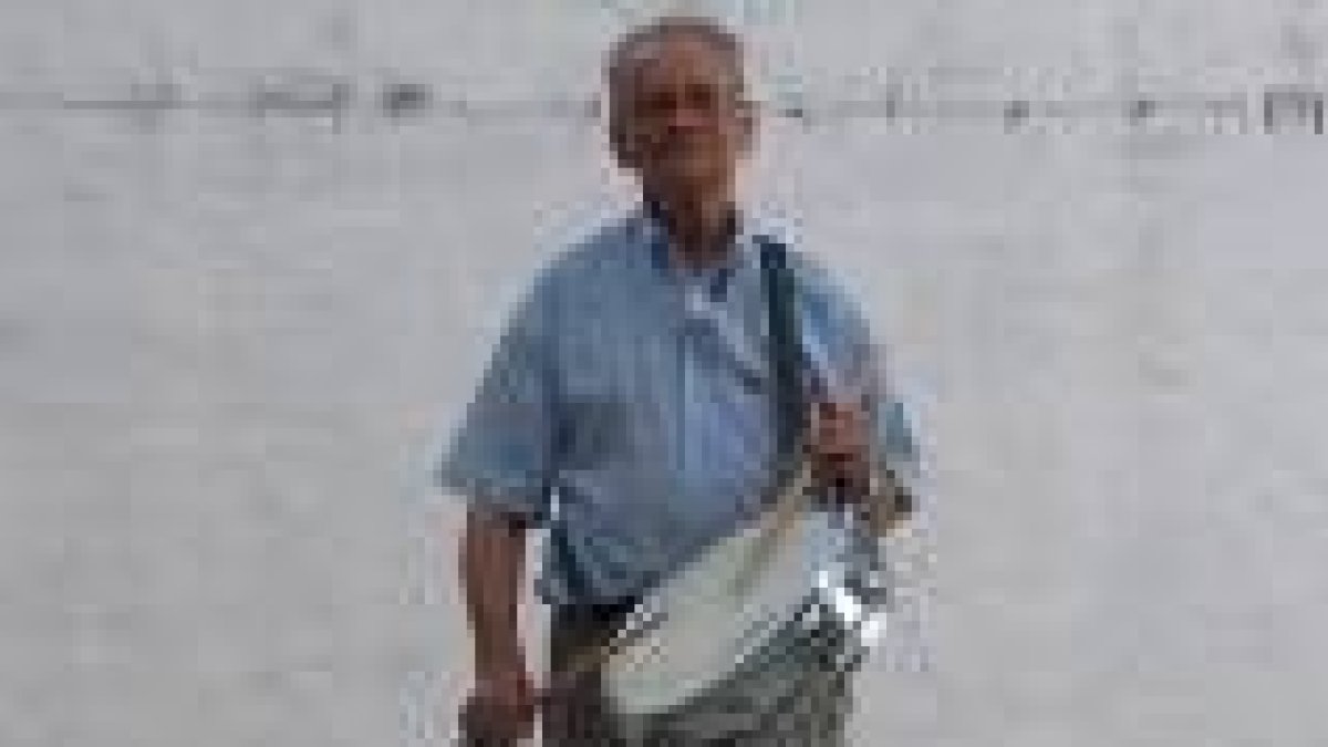 Demetrio Matilla aún hoy sigue cogiendo el tambor