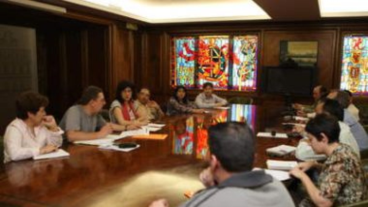 La concejala Teresa Gutiérrez preside la mesa de seguimiento de la comunidad gitana.