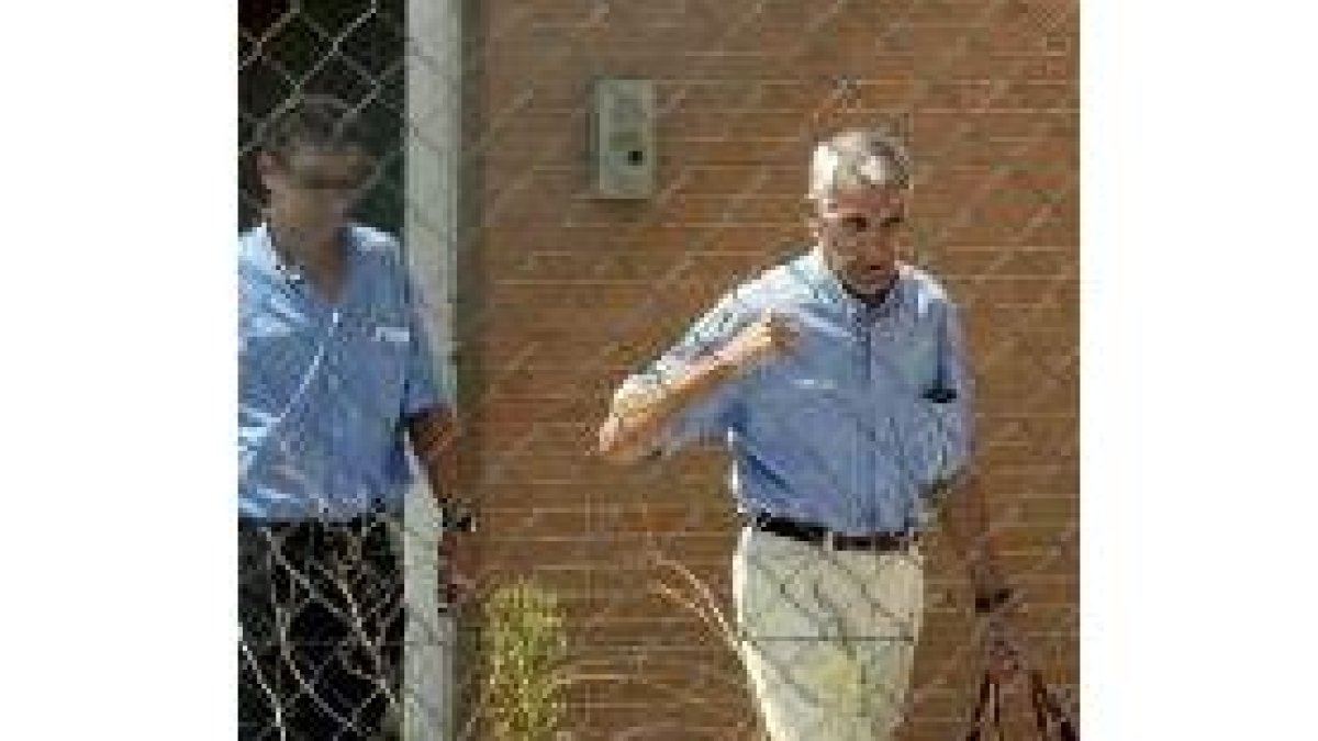 Familiares del hombre muerto forcejean con los amigos de los agentes. Abajo, el arma simulada