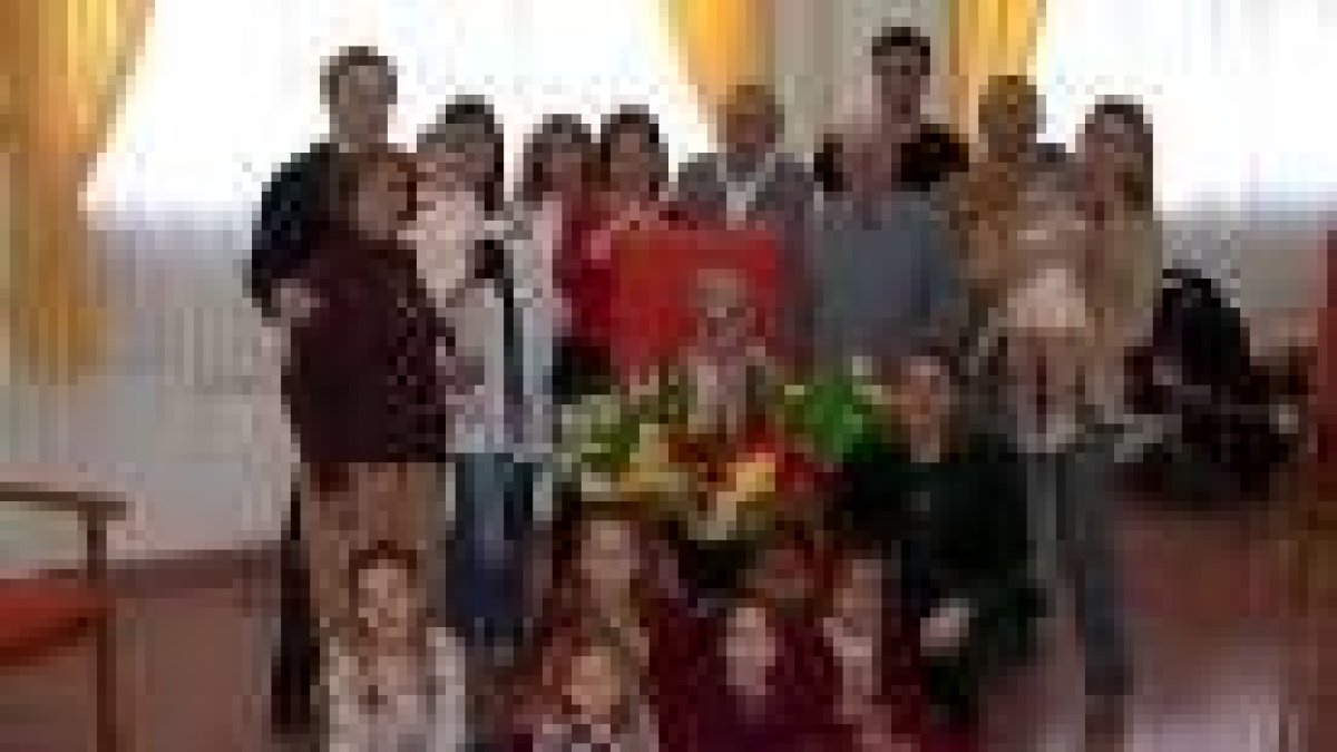La familia de Florinda Llamas acudió a Carrizo para felicitarla por sus cien años