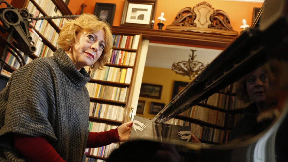 Belén Ordóñez, con su libro y ante el piano, presenta hoy en concierto su colección de relatos. FERNANDO OTERO
